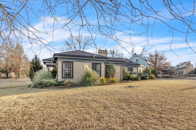 view of front of home featuring a front lawn