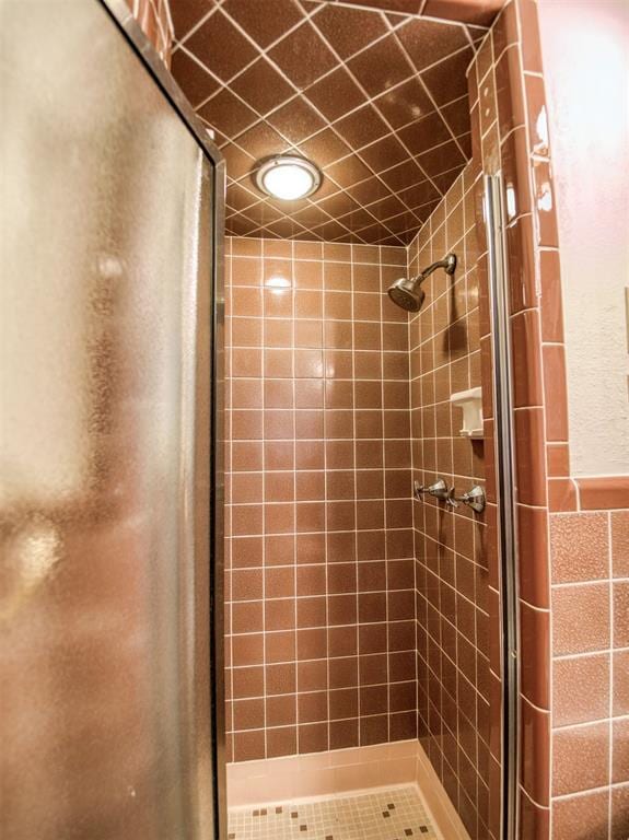 bathroom featuring a tile shower