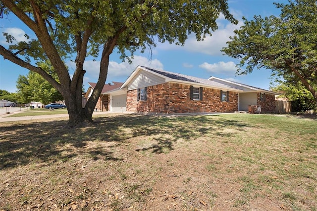 single story home featuring a front lawn