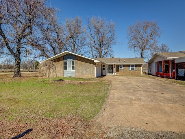 single story home with a front yard