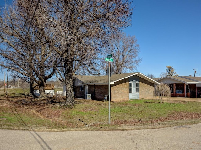 view of front of home featuring a front yard