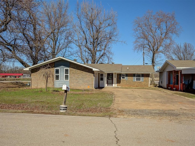 ranch-style home featuring a front yard