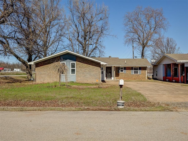 ranch-style home with a front yard