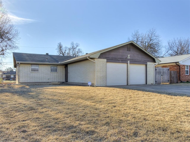 view of front facade with a garage and a front yard