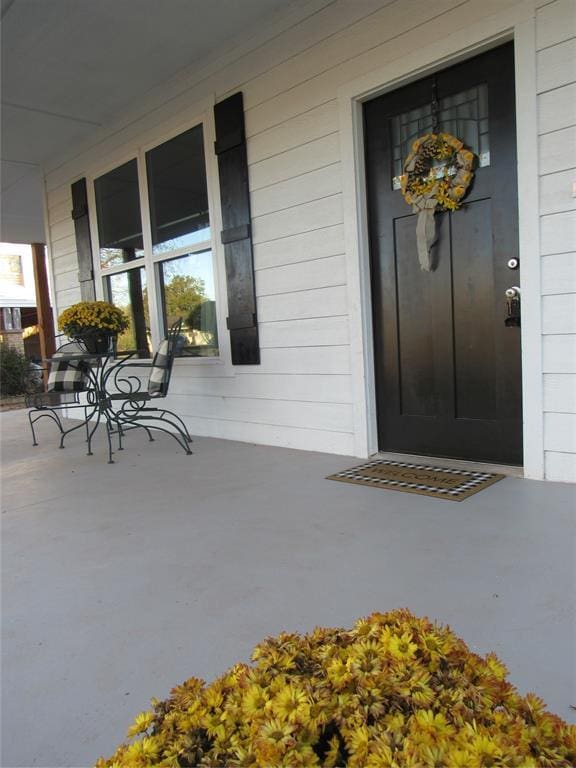 doorway to property featuring covered porch