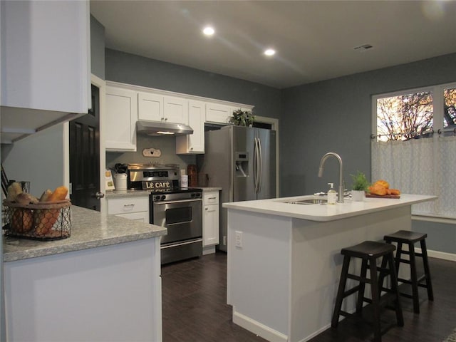 kitchen featuring visible vents, under cabinet range hood, stainless steel appliances, white cabinetry, and a sink