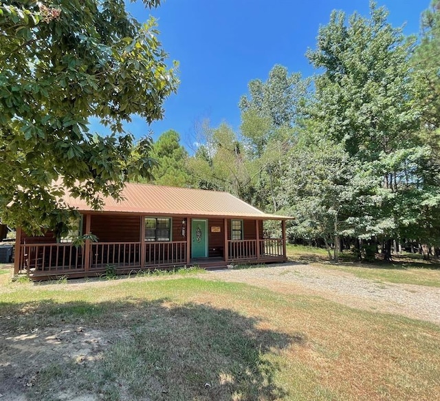 view of front of house featuring a front yard