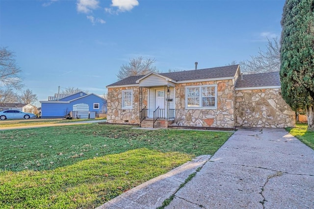 single story home featuring a front yard