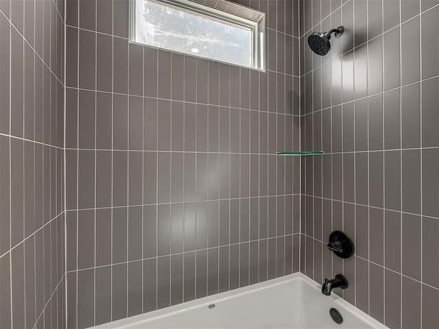 bathroom with tiled shower / bath