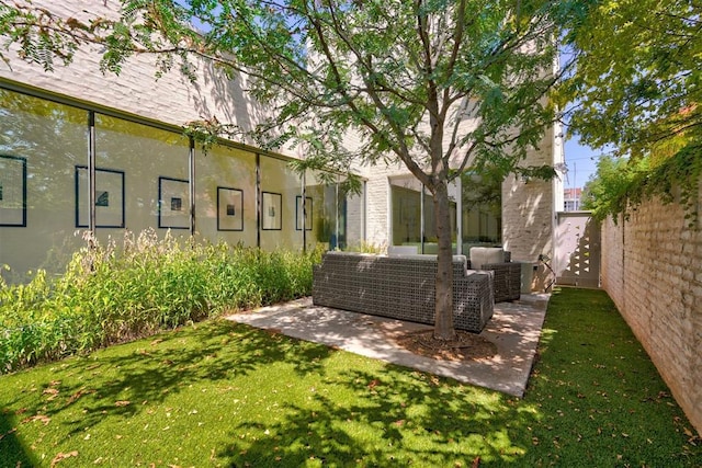 view of yard featuring outdoor lounge area and a patio