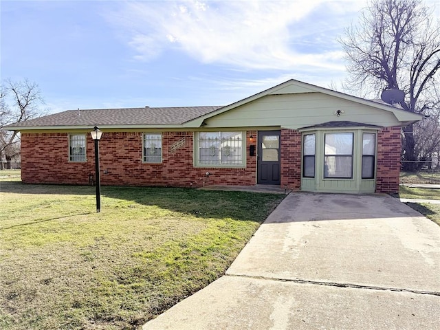 single story home featuring a front lawn