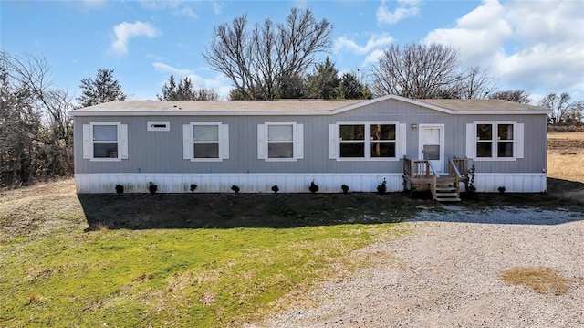 manufactured / mobile home featuring a front lawn