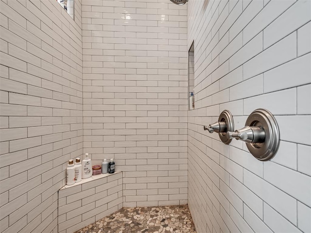 bathroom featuring a tile shower