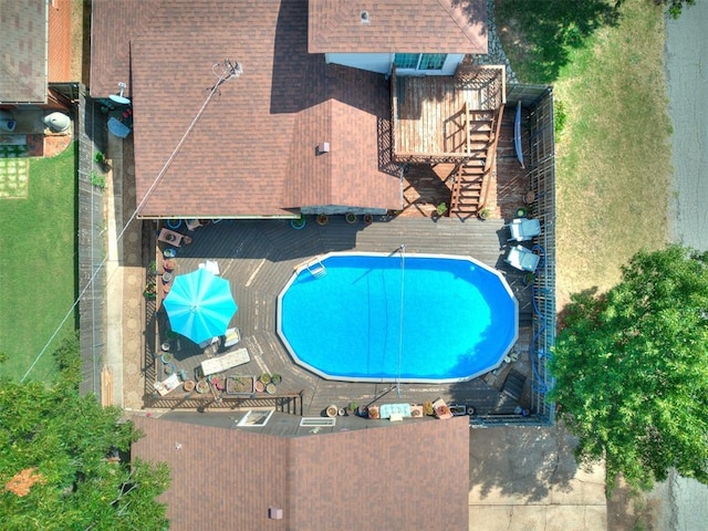 view of swimming pool