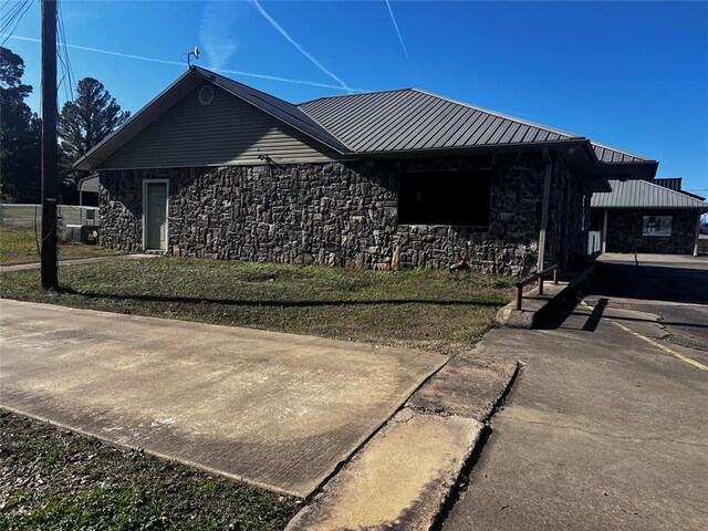 view of side of property featuring a lawn