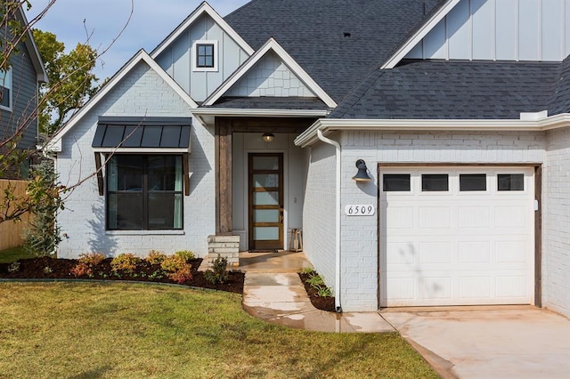 view of front of property featuring a front yard