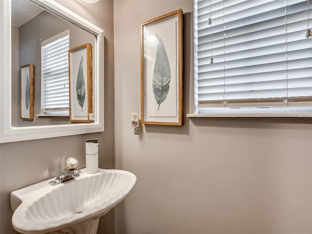 bathroom featuring sink