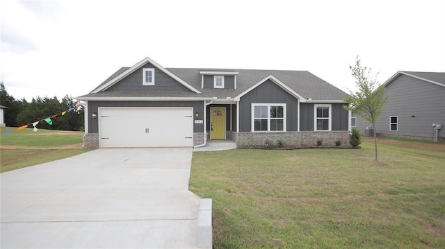 craftsman house featuring a garage and a front yard