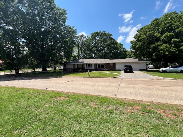 single story home featuring a front lawn