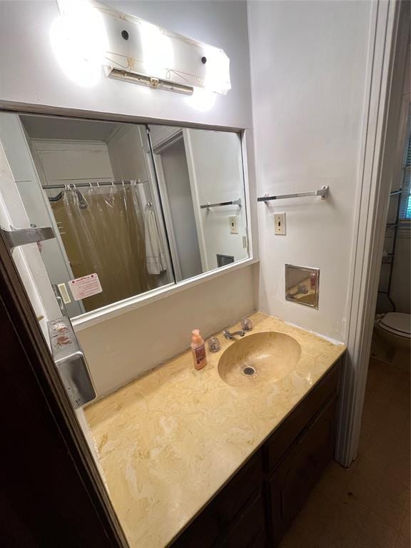 bathroom with a shower with curtain, vanity, and toilet