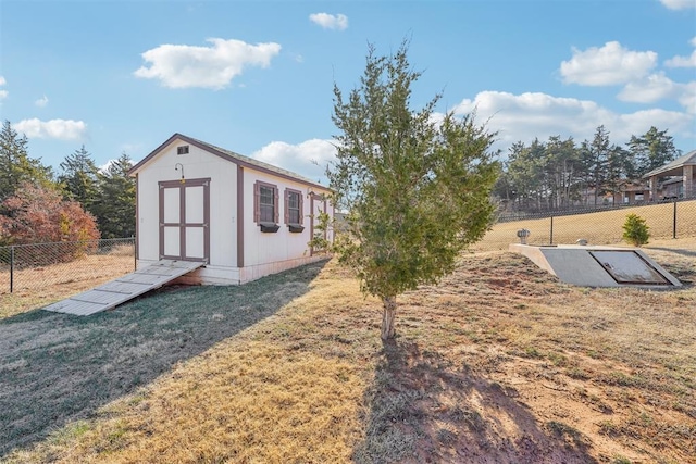 view of yard featuring a storage shed