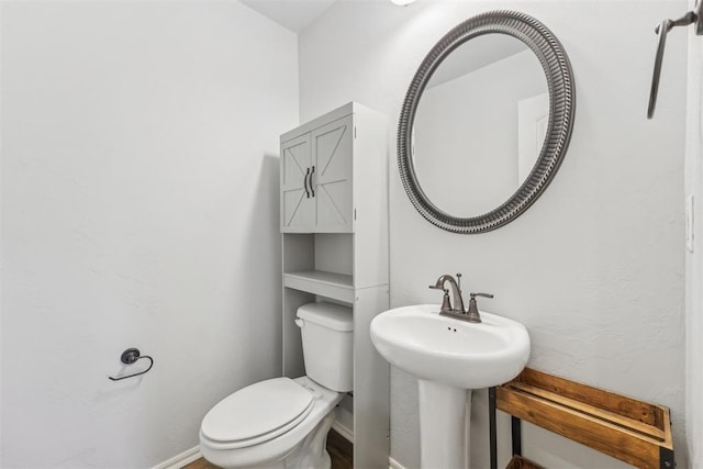 bathroom featuring toilet and sink