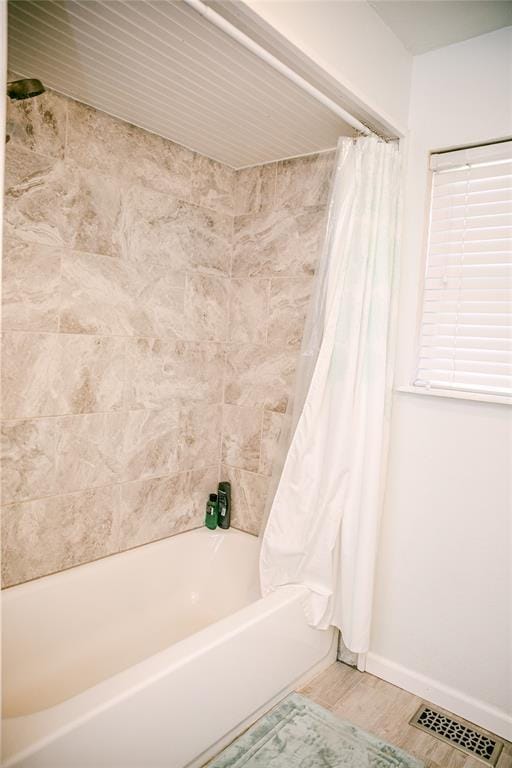 bathroom with shower / bath combo