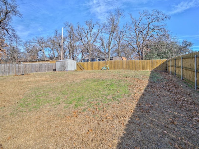 view of yard with a shed