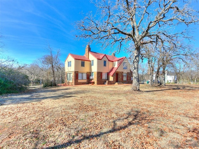 view of front of property featuring a front yard