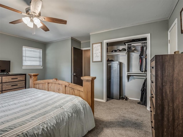 bedroom with ceiling fan, a closet, carpet, and ornamental molding