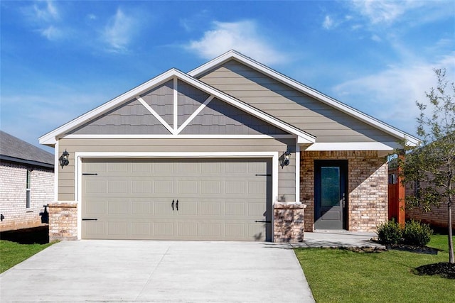 craftsman house featuring a front lawn and a garage