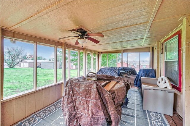 sunroom with ceiling fan