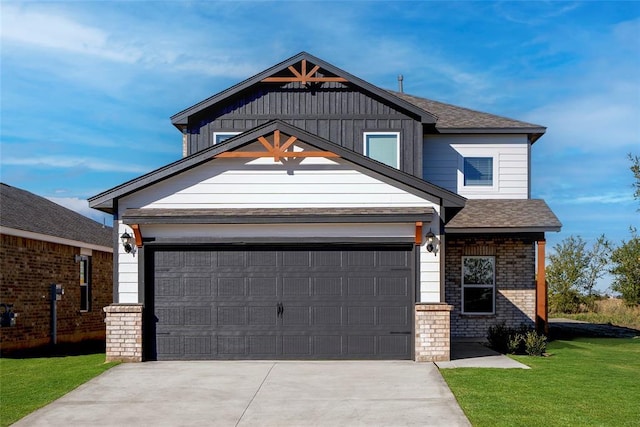 craftsman inspired home featuring a front lawn