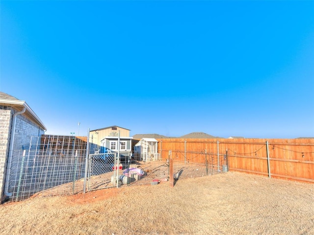 view of yard featuring an outdoor structure