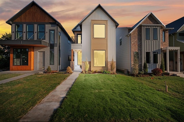 view of front facade featuring a lawn