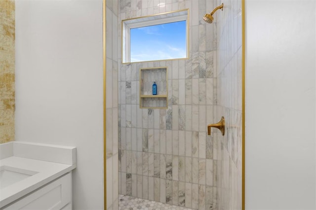 bathroom featuring tiled shower