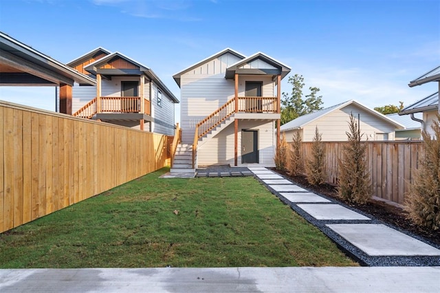 view of front of home featuring a front lawn