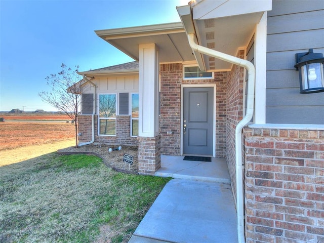 property entrance featuring a yard