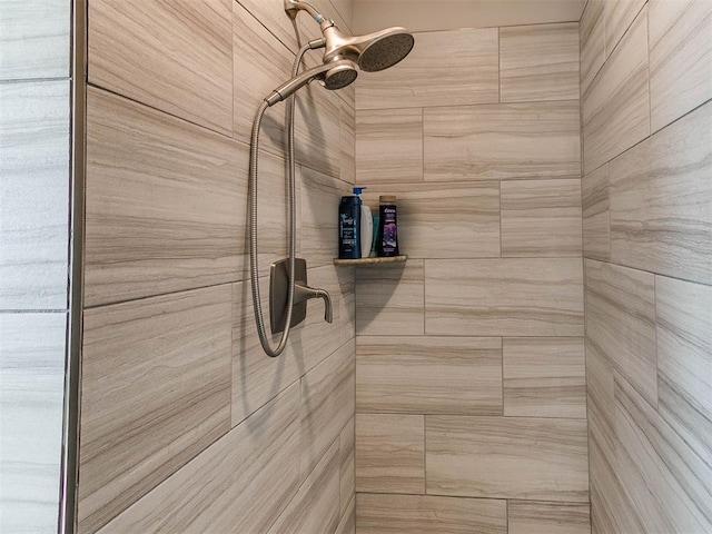 details featuring tiled shower