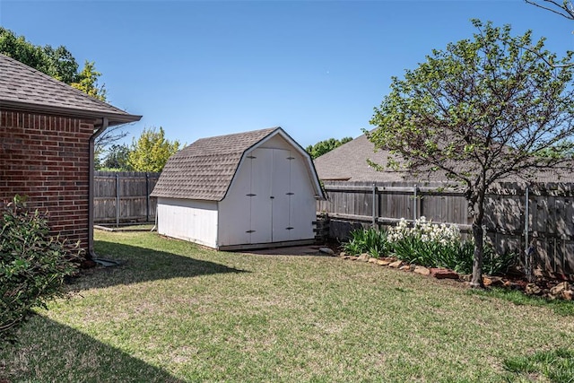 view of yard featuring a storage unit