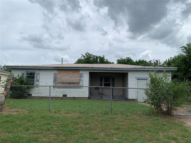 view of front of property featuring a front lawn