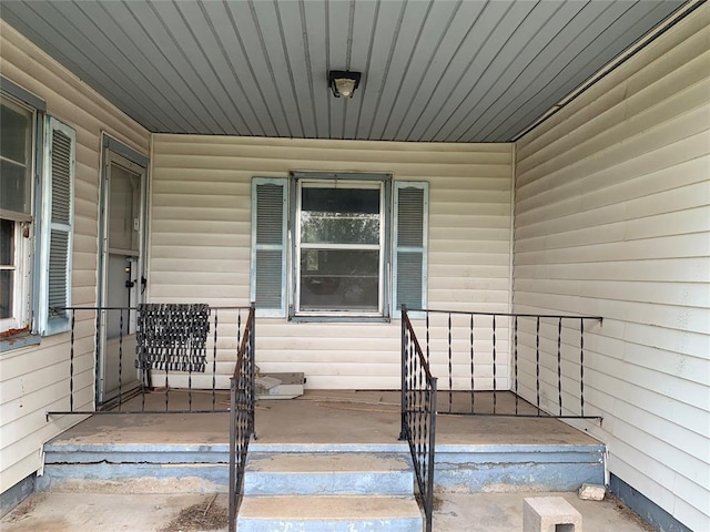 entrance to property featuring covered porch