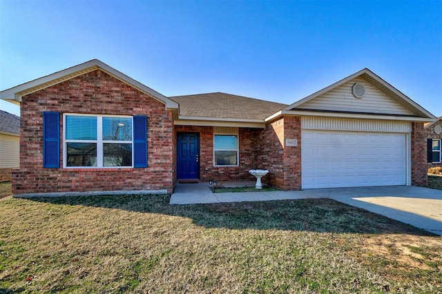 view of front of home featuring a front lawn and a garage