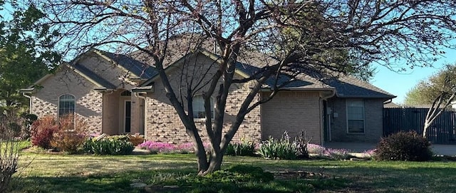 view of front of property featuring a front lawn