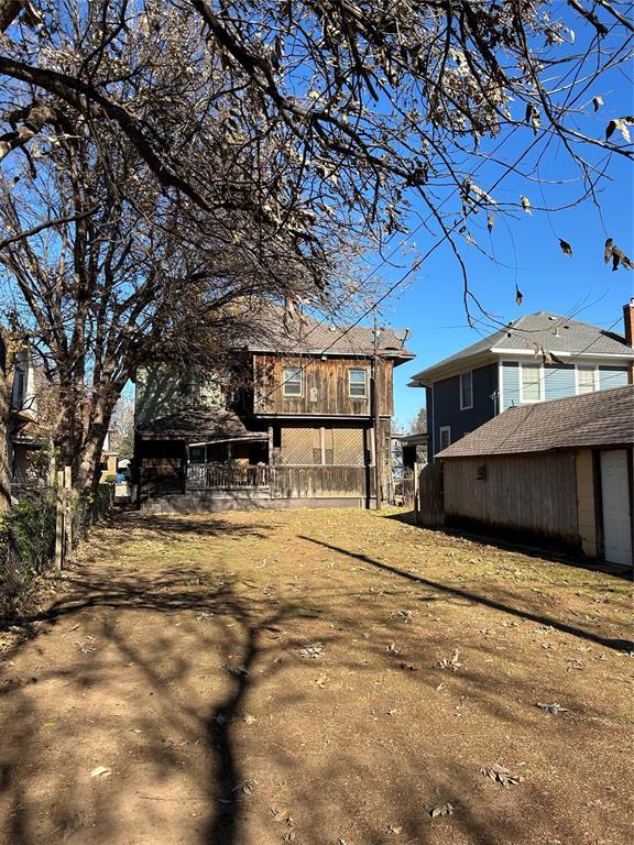 view of yard with a storage unit