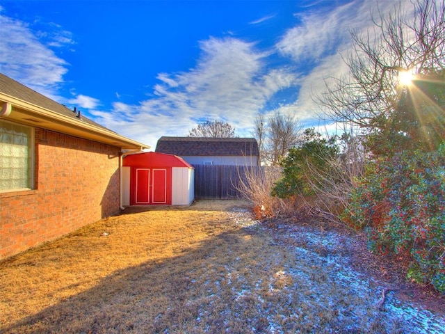 view of yard featuring a storage unit