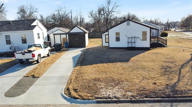 view of yard featuring a shed