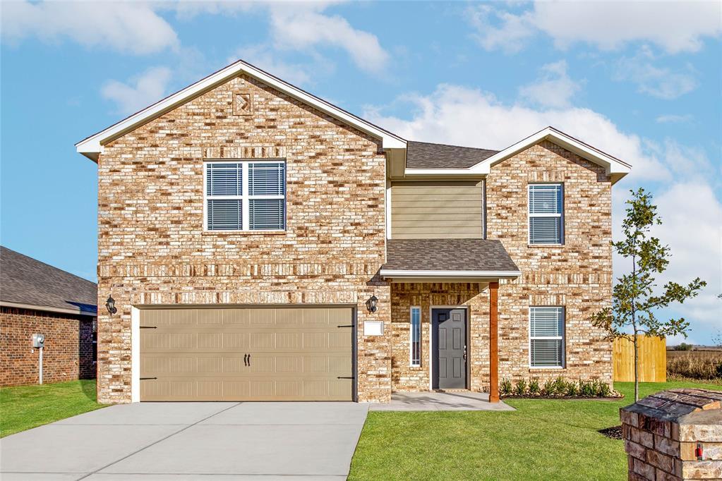 view of front property featuring a garage and a front yard