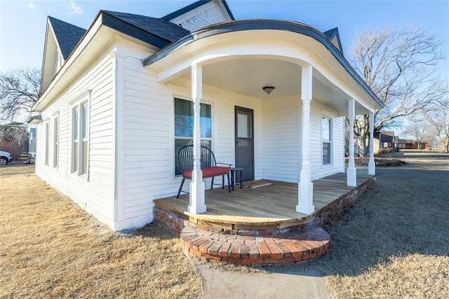 view of front of house with covered porch and a front yard