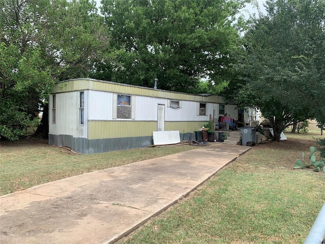 manufactured / mobile home featuring a front yard